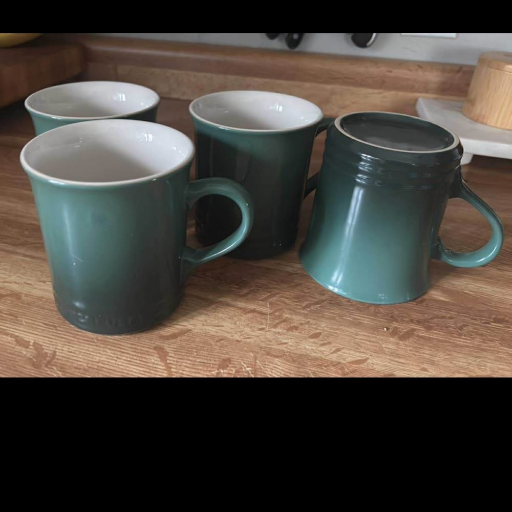 Le Creuset Classic Mugs (Set of 4) in Artichaut- like new condition